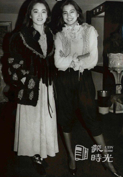 女星彭雪芬(右)和林青霞合影。圖／聯合報系資料照(1982/02/25  王宏光攝影)