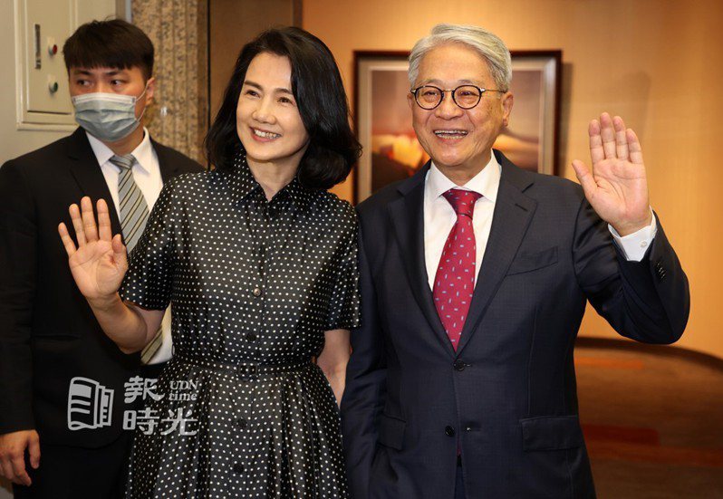 台新金董事長吳東亮（右）今天獲頒台北醫學大學名譽博士，會後也與夫人彭雪芬女士（左）一起現身，並大方接受媒體拍照要求。圖／聯合報系資料照(2023/06/05  胡經周攝影)