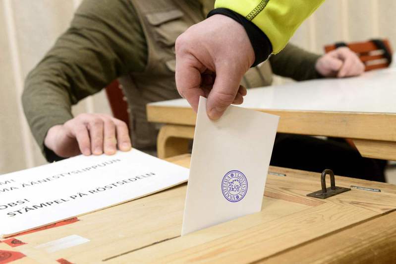 芬蘭總統大選登場，民眾一早前往投票所投票。 圖／法新社