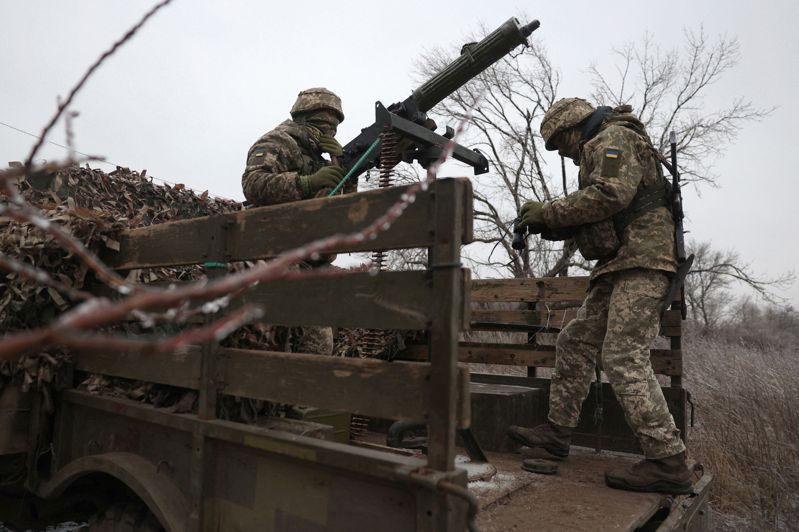 烏克蘭遭俄羅斯入侵將近兩年，前線士兵艱苦作戰，沒想到國防高層竟勾結軍火商，在戰爭後近半年後便藉由軍購案圖利將近4,000萬美元，目前五名涉案當事人已遭起訴。法新社