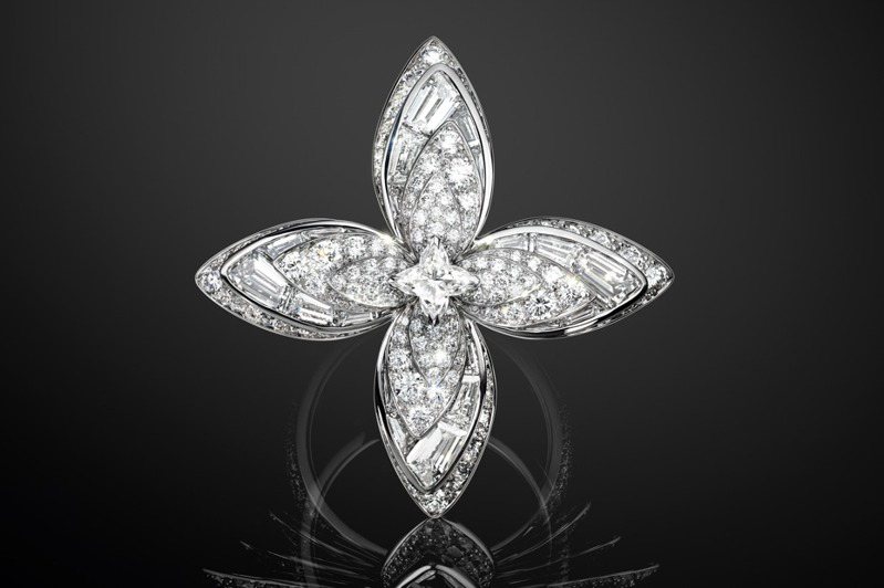 Flower花卉戒指，白K金鑲嵌1顆0.37克拉D–IF LV Monogram星形切工鑽石和數顆鑽石。圖／路易威登提供