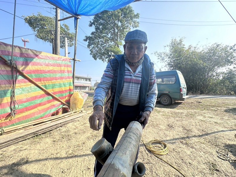 85歲竹藝師李天生闊別50年重新再建「竹籠茨」，他強調一步一步慢慢來，才能讓竹屋更穩固。記者李文德／攝影