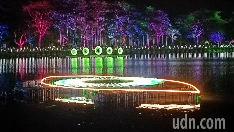 首屆「新營波光節」今晚在新營天鵝湖公園舉行點燈儀式，五光十色燈海璀璨照耀水色。記者謝進盛／攝影