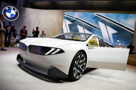 BMW正斥資6.5億歐元（7.12億美元），把一座位在慕尼黑的旗艦工廠改造成旗下首座只生產純電動車的工廠，以挑戰在電動車上領先的特斯拉和比亞迪。【作者：路透通訊社，日期：2024-01-10，數位典藏序號：20240110221859386】