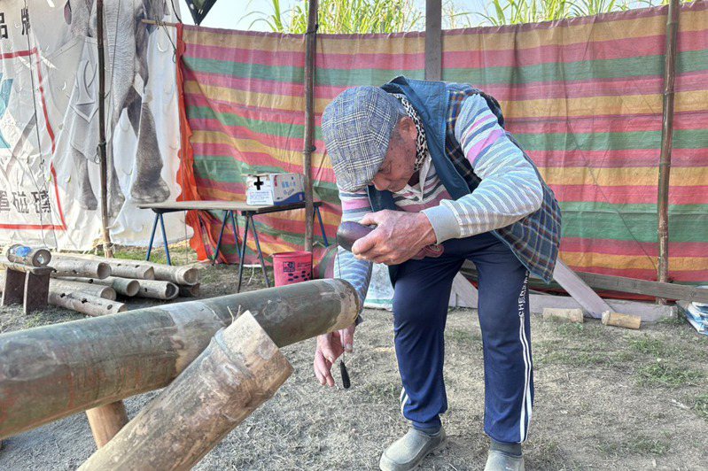 85歲竹藝師李天生闊別近50年再次打造「竹籠茨」，他說，一步一步慢慢來，才能讓竹屋更穩固。記者李文德／攝影