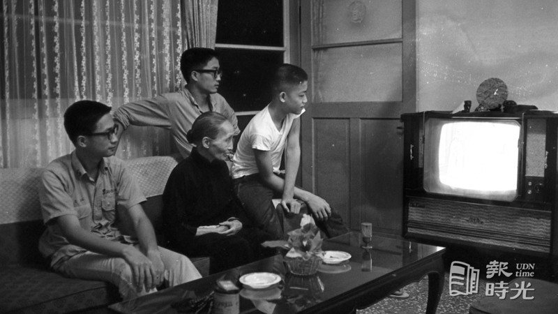 圖為當選為五十六年北市及軍中的模範母親，於家中與家人觀看電視。圖／聯合報系資料照(1967/05/13 龍啟文攝影)