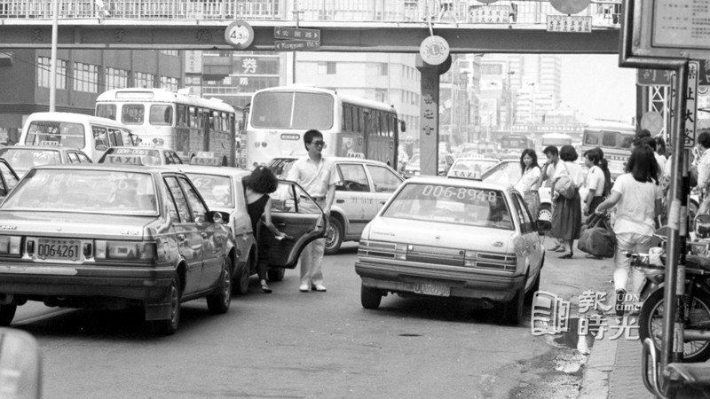火車站附近野雞車違規營業情形。圖／聯合報系資料照(1988/09/10 林俊良攝影)