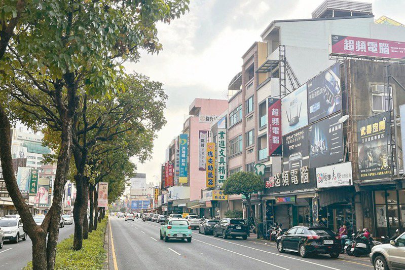 台灣有許多店家為了吸引顧客，會特別在招牌、店名下功夫。示意圖。記者李宗祐／攝影