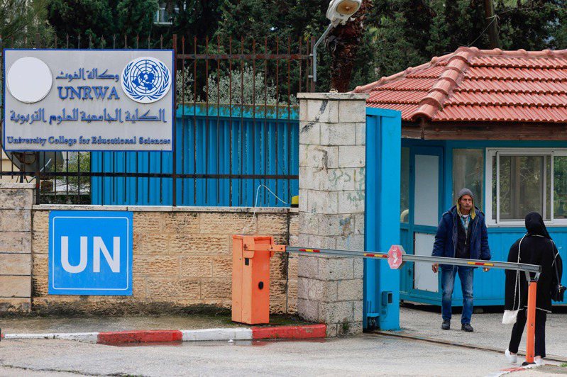 聯合國近東巴勒斯坦難民救濟工作署部分工作人員被控參與去年10月7日哈瑪斯對以色列的攻擊。日本及奧地利表示，將加入其他國家行列，暫停資助該機構。圖為巴勒斯坦人站在被佔領的聯合國近東巴勒斯坦難民救濟工作署開辦的教育科學大學門口。法新社