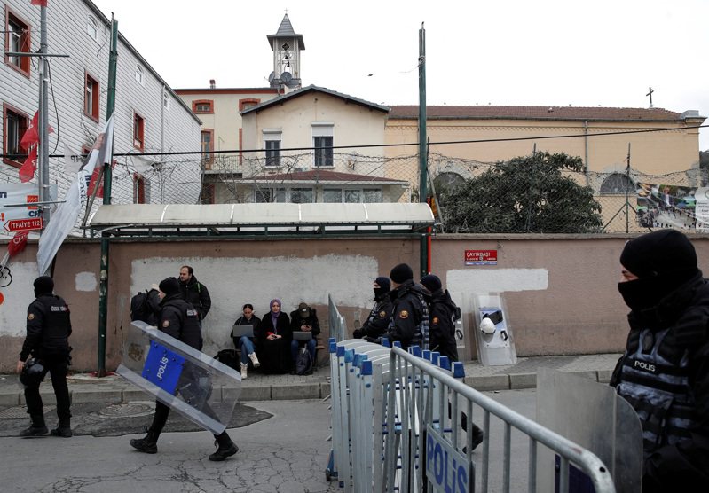土耳其內政部長耶里卡亞表示，土耳其當局已捕獲昨天在伊斯坦堡一座教堂禮拜當中擊斃一名男子的2名槍手，兩人據信與伊斯蘭國有關聯。圖為土耳其警方在義大利聖瑪麗亞天主教堂外站崗。路透