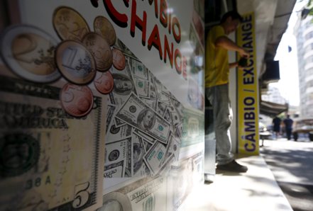 市場樂觀認為，美國聯準會降息將推動新興國家債市上漲。圖為巴西里約熱內盧的外幣兌換店。路透
