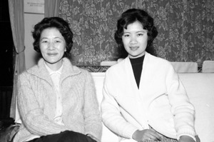 1961年1月30日，澳洲首屆華埠小姐伍翠華（右）偕同其母黃瑞昌（左）在北投僑園接受訪問。圖／聯合報系資料照片