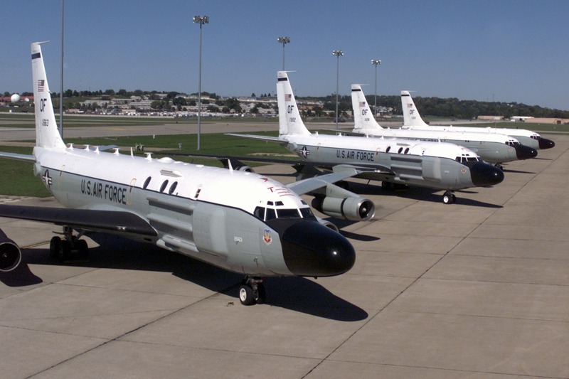 圖為2001年的4架RC-135電偵機照片。可以看到每架飛機上的天線配置都不盡相同。圖／美國空軍檔案照片