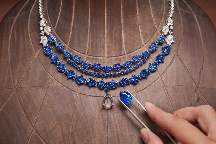 Dior Délicat藍寶鑽石項鍊鑲嵌藍寶主石7.57克拉。圖／Dior提供