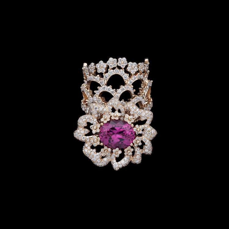 Dior Dior Dior紅碧璽蕾絲戒指。圖／Dior提供