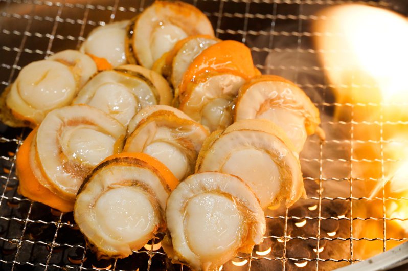 夯下去針對壽星方案，提供全桌免費升級「北海道大帆立貝」吃到飽。圖／馬辣提供