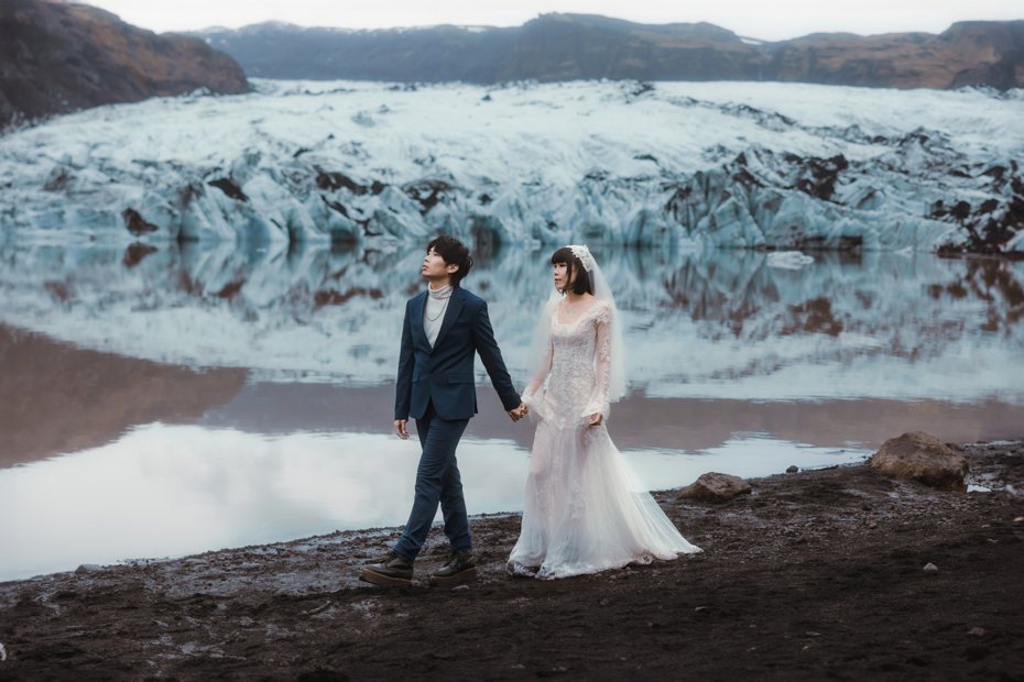 「金曲組合」脆樂團Skippy(左)、丁丁飛往冰島拍攝婚紗照。圖／好多音樂提供