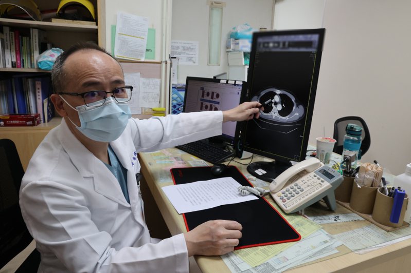 員榮醫療體系員榮醫院急診處主任朱偉岳醫師從電腦斷層可以看到患者的升動脈及降動脈阻塞嚴重。圖／員榮醫院提供