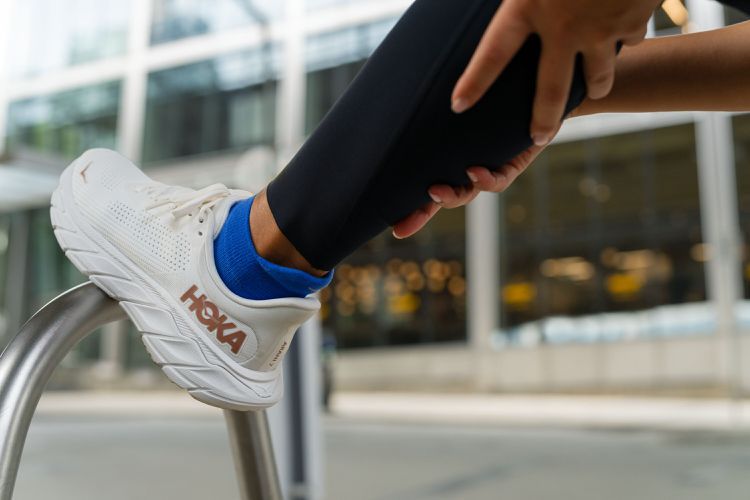 HOKA帶來新一代支撐型Arahi 7跑鞋，4,880元。圖／HOKA提供