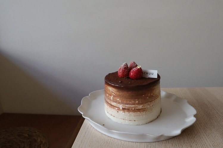 仨丘咖啡Sachuu cafe「巧克力草莓鮮奶油蛋糕」。圖／德麥食品提供