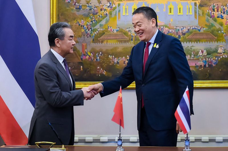 中國大陸外交部長王毅（左）昨在曼谷與泰國總理賽塔（右）會面。（法新社）