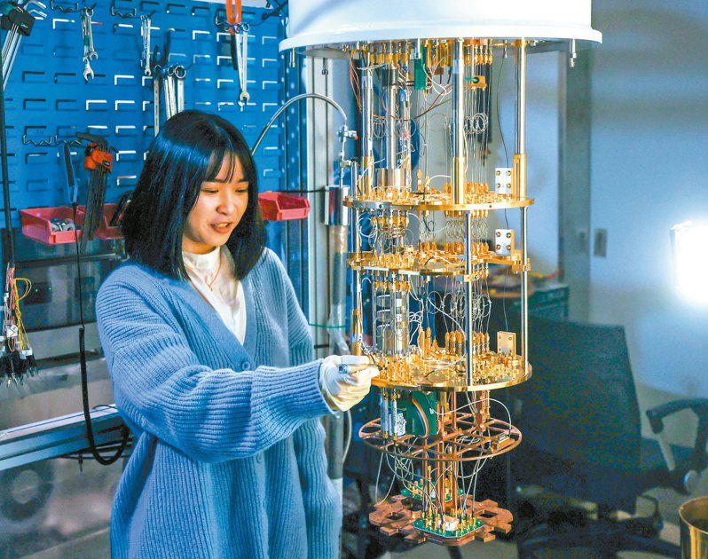 中研院昨公布台灣第一台自研自製的「五位元超導量子電腦」，加入少數能自製超導量子電腦國家之林，對我國量子科技研究具有指標性意義及鼓舞效應。圖為超導量子電腦系統。記者余承翰／攝影