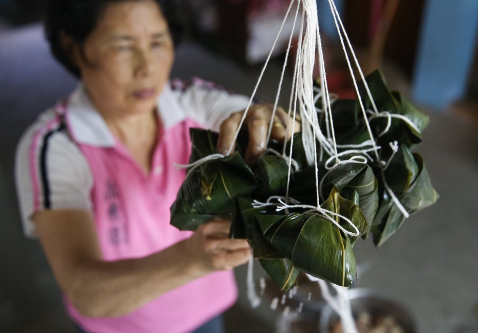 南部粽是將生的糯米與餡料包進綠色竹葉中再水煮。圖／聯合報系資料照片 余承翰
