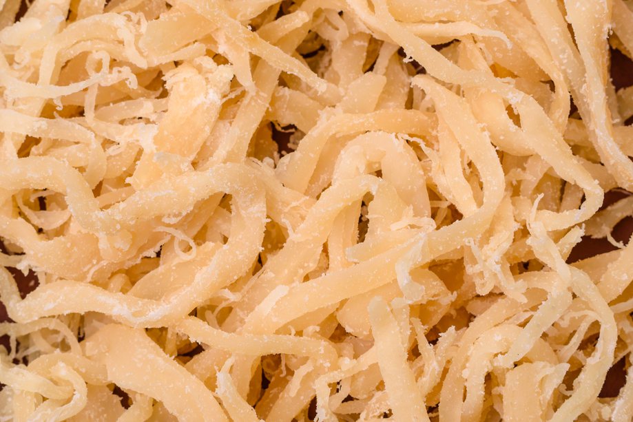很多人覺得魷魚絲是海鮮類，熱量應該不高，但除了魷魚外，查看成分標示可發現成分次多的就是砂糖，且魷魚絲很容易一把接一把吃，所以熱量很容易就超標。