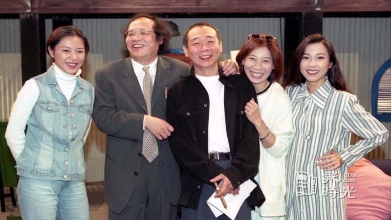 超級電視台總裁岑建勳（左二）親自上陣演出「我們一家都是人」。圖為蕭艾（右起）、郎祖筠、顧寶明、張鳳書。圖／聯合報系資料照(1995/11/08  施偉平攝影)