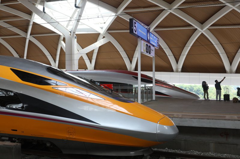 中國「一帶一路」指標工程印尼雅萬高鐵去年10月風光通車，從雅加達前往萬隆僅需45分鐘，但伴隨而來的是龐大債務。中新社