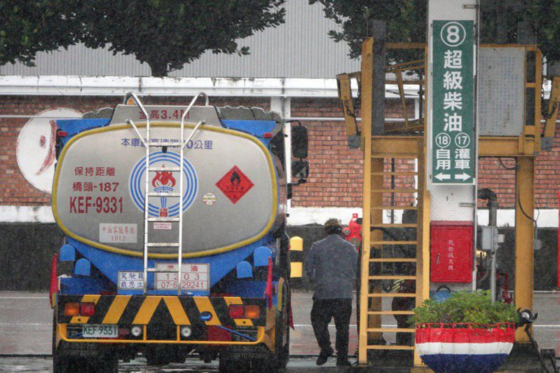 台灣中油宣布，自明（19）日凌晨零時起汽油價格調漲0.4元、柴油調降0.1元。聯合報系資料照