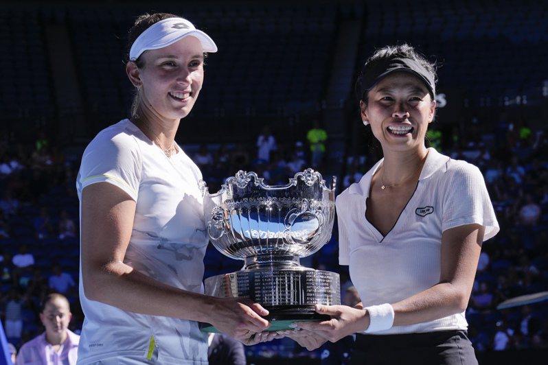 台灣網球名將謝淑薇(右)與比利時女將梅騰絲2024年1月28日拿下澳洲網球公開賽女雙冠軍，這也是謝淑薇在澳網女雙首冠。(美聯社)