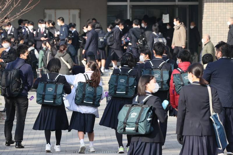 有日本補教老師開始主張，與其拚私中、一貫校「御三家」 ，退而求其次，念與實力相符的中學，對孩子可能更好。圖為日本學生進入私中考場。路透