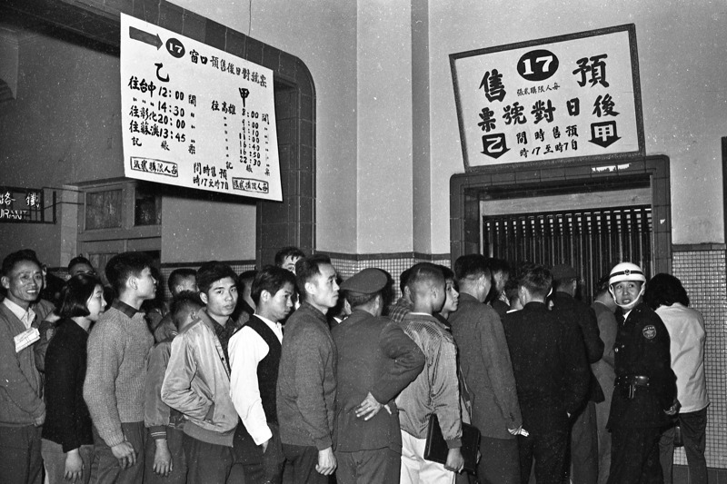 1965年1月31日，民眾在台北車站大排長龍，等候購買過年回家的車票。圖／聯合報系資料照片