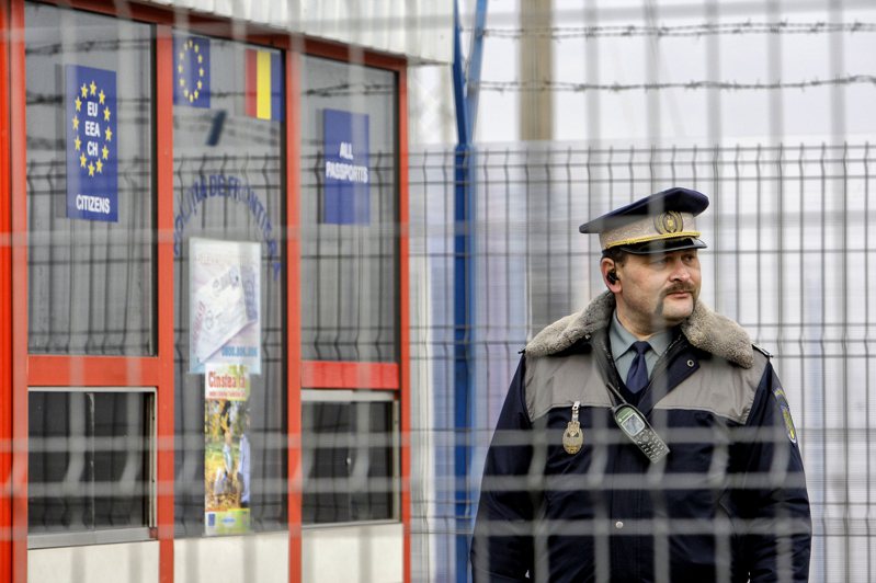 羅馬尼亞、保加利亞今年3月加入歐盟「申根區」。圖為羅馬尼亞邊境檢查站。(美聯社)