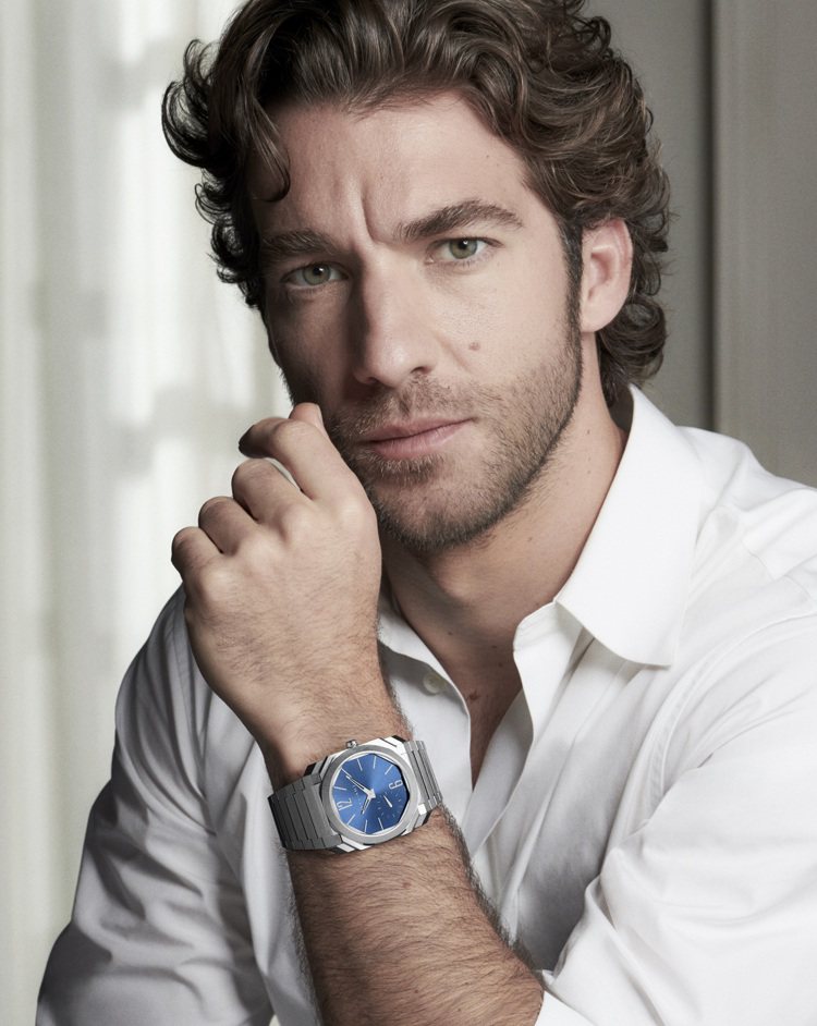寶格麗全球腕表代言人Lorenzo Viotti配戴BULGARI OCTO FINISSIMO  S緞面拋光精鋼自動腕表。圖／寶格麗提供