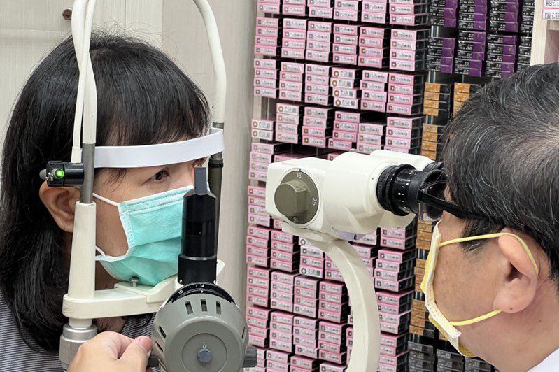 達特楊眼科聯盟執行長洪啟庭看診治療示意圖。本報資料照