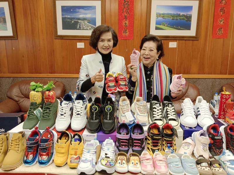 金馬影后陳淑芳參加捐鞋公益活動，她的表情與肢體動作豐富，長久以來的暖心善行讓人敬佩。記者戴永華／攝影