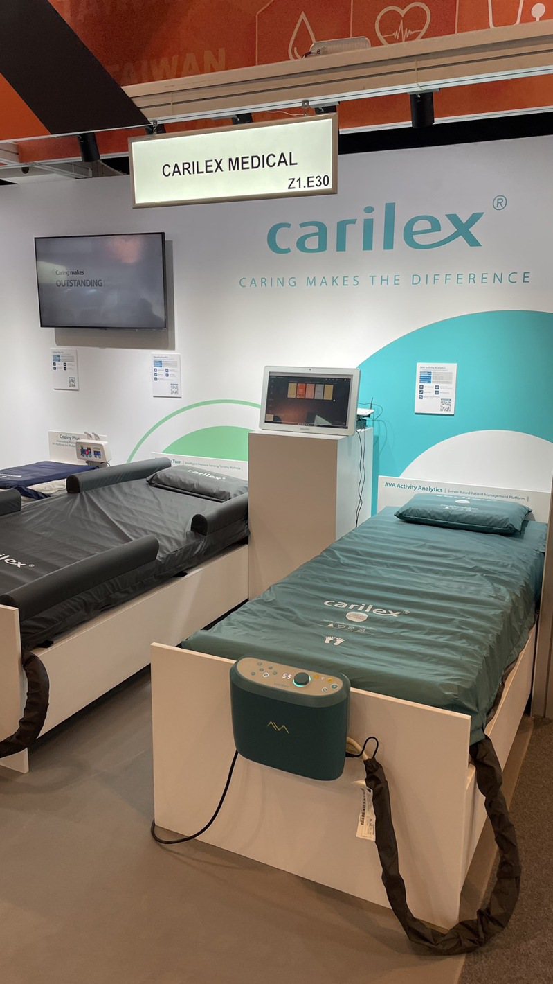 暄達醫學於Arab Health展示最新翻身氣墊床與IoT智慧減壓床墊管理系統。暄達醫學／提供