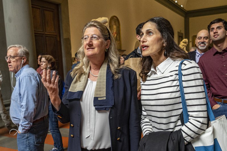 義大利美術館德籍館長賀伯格（右）將佛羅倫斯比作「妓女」被觀光活動「壓垮」，明顯失言招致政壇批評，館方火速回應致歉。美聯社