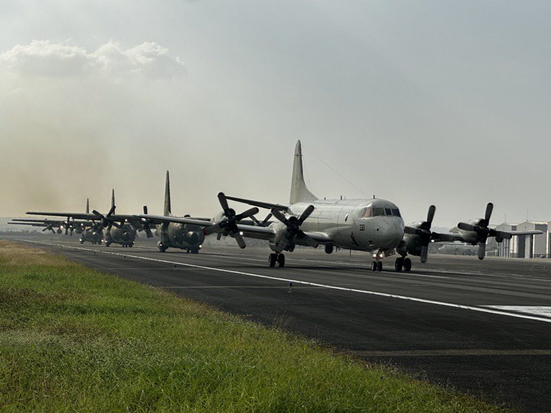 空軍在屏東基地P-3C等型機編隊滑行低空衝場，展示戰力。記者洪哲政/攝影