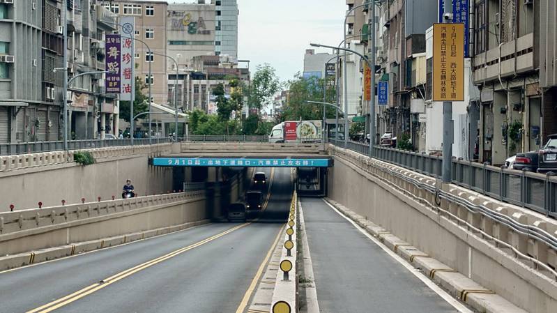 新竹市西大路地下道車流量大，去年9月起實施汽車全天禁轉林森路後，車流紓解率大幅提升、交通事故數據也明顯減少。圖／竹市府提供