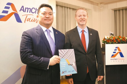 台灣美國商會理事長銀丹（右）、執行長林博智（左）發布《2024年商業景氣調查》報告。記者林俊良／攝影