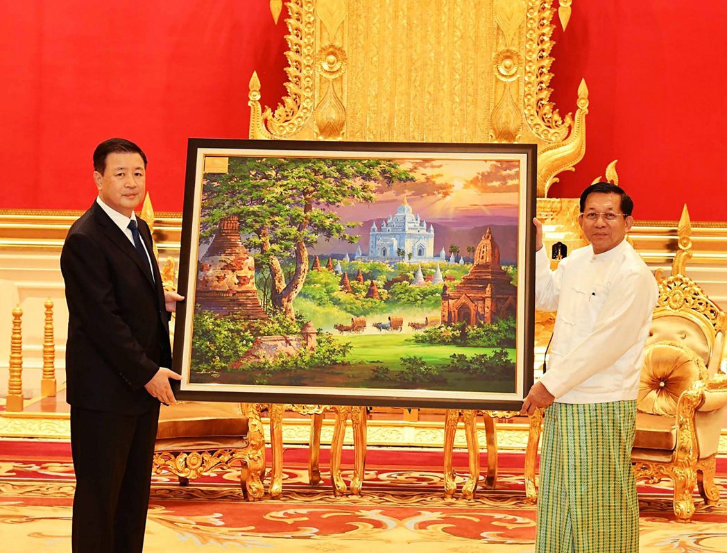 2023 年 10 月 31 日，緬甸軍方將領敏昂萊（右）贈送禮物給中國公安部長...