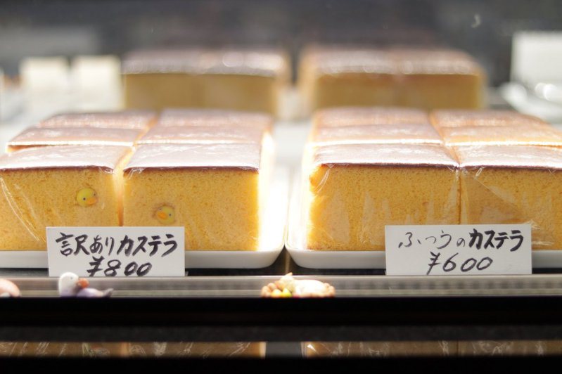 日本業者推出「有問題的長崎蛋糕」（左），蛋糕裡頭藏著可愛的黃色小鴨。圖擷自和菓子職人 三宅 正晃
twitter