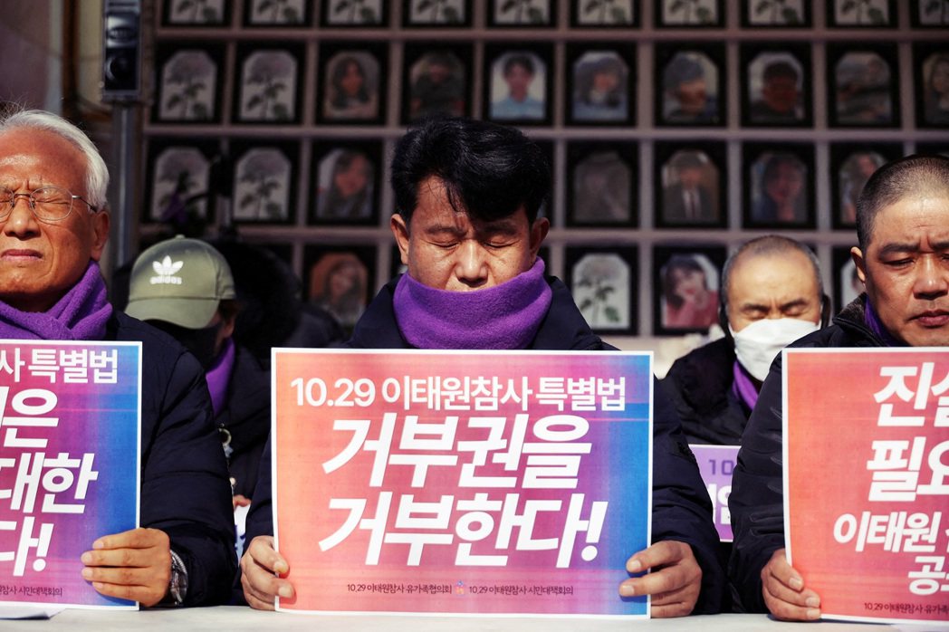 2024年1月30日，梨泰院慘案的遺族家屬，抗議尹錫悅否決法案，牌子上寫著：「我...