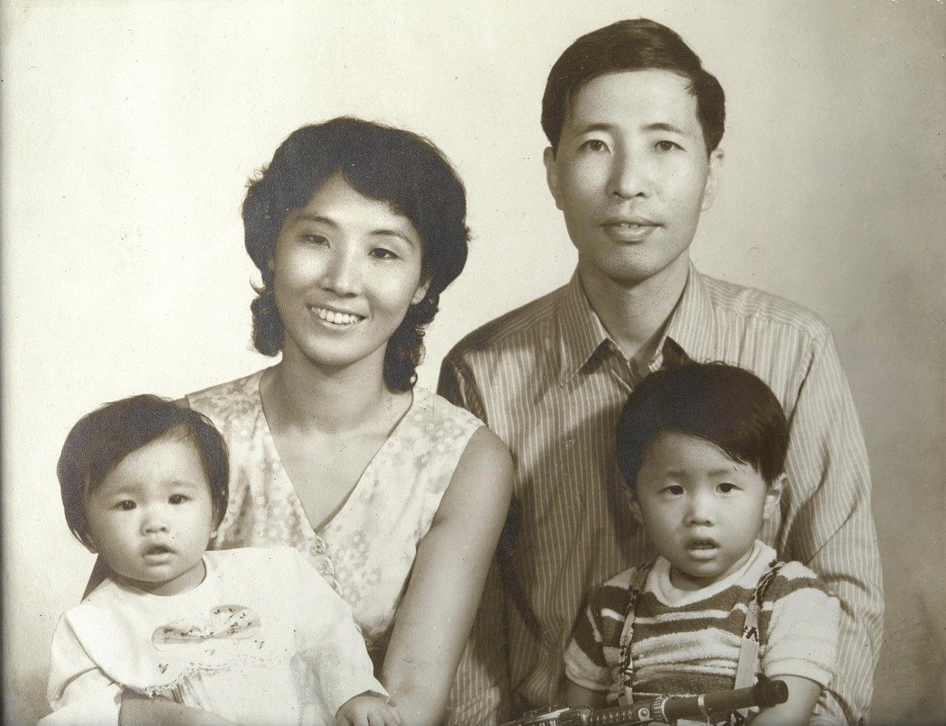 已故音樂學家李哲洋（右）是台灣早期「民歌採集運動」先驅，圖為他與妻子林絲緞全家福...