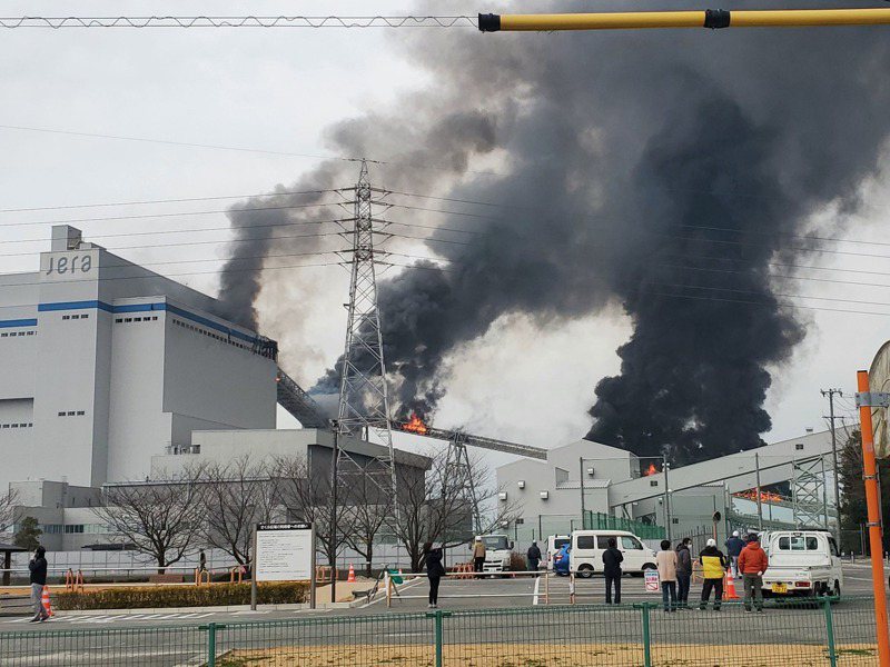 日本中部愛知縣的武豐火力發電廠31日傳出爆炸聲。圖／截自推特@kj8763kj