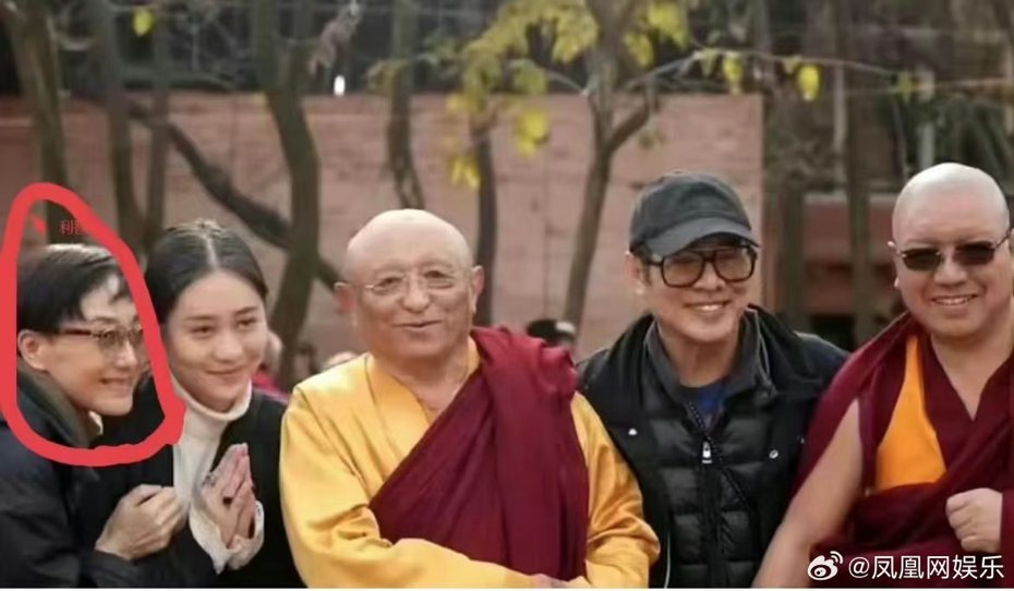 62歲昔日性感女星利智(左)和李連杰與女兒一起合照，看起來十分消瘦。圖／摘自鳳凰娛樂網