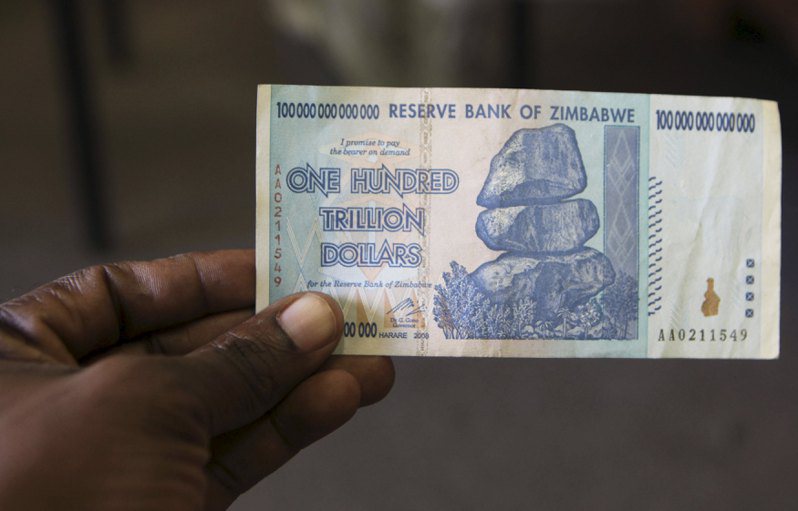 辛巴威幣對美元貶勢不止，30日更貶破10,000元關卡，等於現在握有100美元，價值超過100萬辛巴威幣。  路透